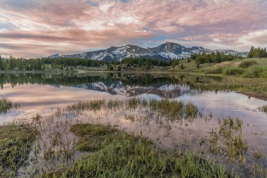 bir dağ gölü bir doğal gündoğumu yansıması
