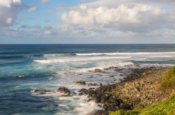 Ocean Szum Fal Rozbijających Się Malowniczym Wybrzeżu Maui Hawajach — Zdjęcie stockowe