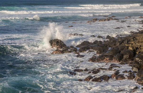 海浪敲打着毛伊岛夏威夷的风景海岸 — 图库照片