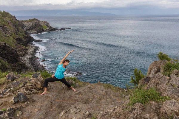 Žena Cvičí Jógu Malebném Pobřeží Maui — Stock fotografie