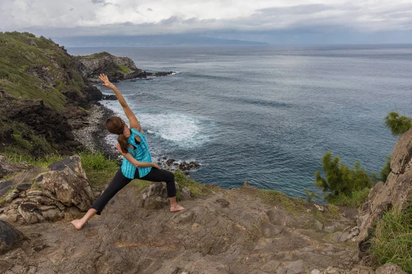 Žena Cvičí Jógu Malebném Pobřeží Maui — Stock fotografie