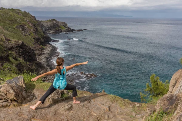 Žena Cvičí Jógu Malebném Pobřeží Maui — Stock fotografie