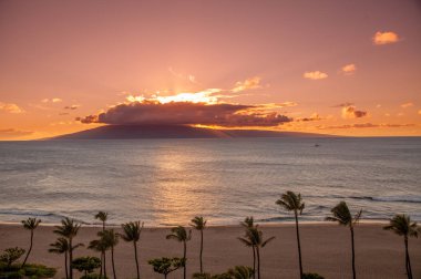 Maui Hawaii kıyısında güzel bir gün batımı