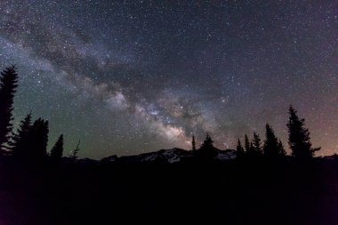 Samanyolu Colorado Dağların üzerinden oturur