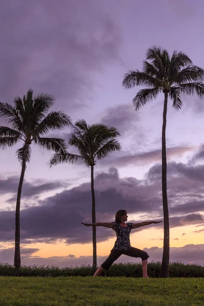 Kobieta Praktykowania Jogi Wybrzeżu Maui Zachodzie Słońca — Zdjęcie stockowe