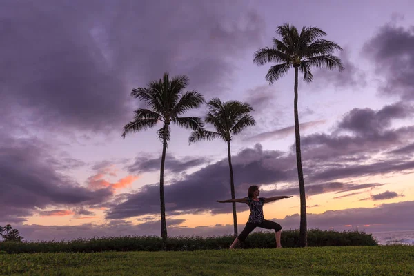 Kobieta Praktykowania Jogi Wybrzeżu Maui Zachodzie Słońca — Zdjęcie stockowe