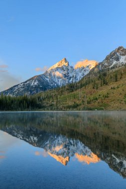 doğal gündoğumu yansıma sonbaharda Tetons dize göl