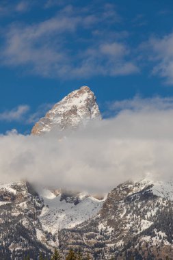kar Tetons ve bulutlar sonbaharda şapkalı