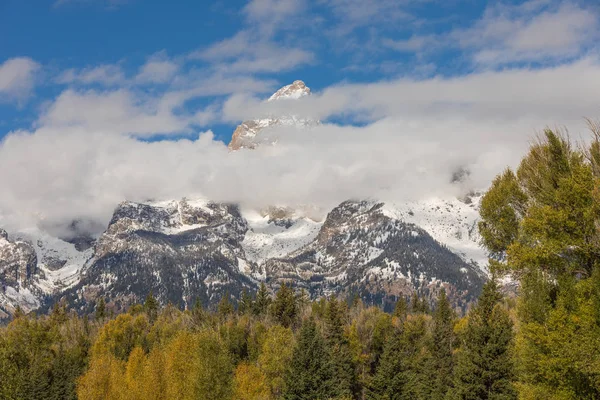 Ośnieżone Chmury Tetons Jesieni — Zdjęcie stockowe