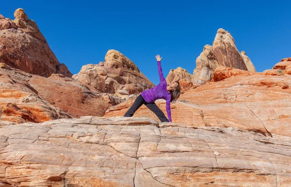 Žena Cvičí Jógu Venku Malebném Červenou Kamenitou Poušť — Stock fotografie