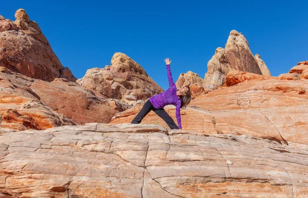 Woman Practicing Yoga Outdoors Scenic Red Rock Desert — Stock Photo, Image