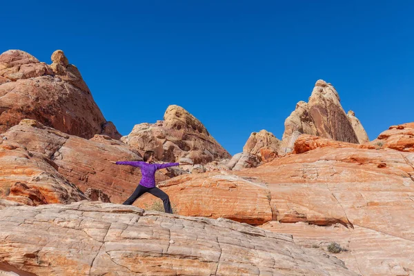 Woman Practicing Yoga Outdoors Scenic Red Rock Desert — Stock Photo, Image