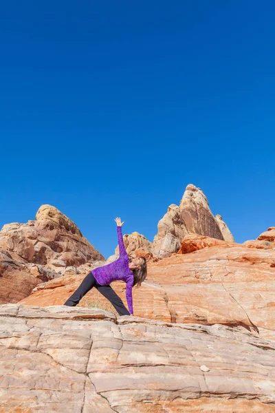 Una Mujer Practicando Yoga Aire Libre Pintoresco Desierto Roca Roja —  Fotos de Stock