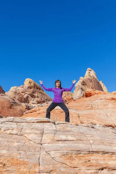 Una Mujer Practicando Yoga Aire Libre Pintoresco Desierto Roca Roja — Foto de Stock