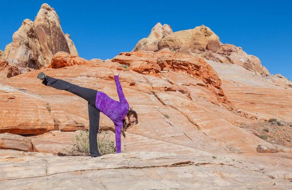 Женщина Практикующая Йогу Открытом Воздухе Живописной Красной Скальной Пустыне — стоковое фото