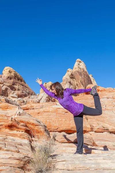 Una Mujer Practicando Yoga Aire Libre Pintoresco Desierto Roca Roja — Foto de Stock