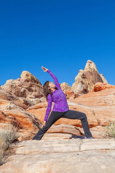 Una Mujer Practicando Yoga Aire Libre Pintoresco Desierto Roca Roja —  Fotos de Stock