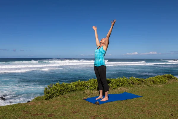 在美丽的毛伊岛海岸上练习瑜伽的女人 — 图库照片