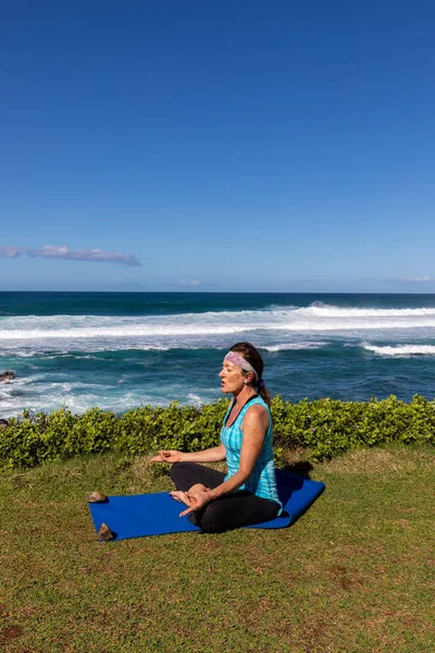 Een Vrouw Die Het Beoefenen Van Yoga Langs Prachtige Kust — Stockfoto