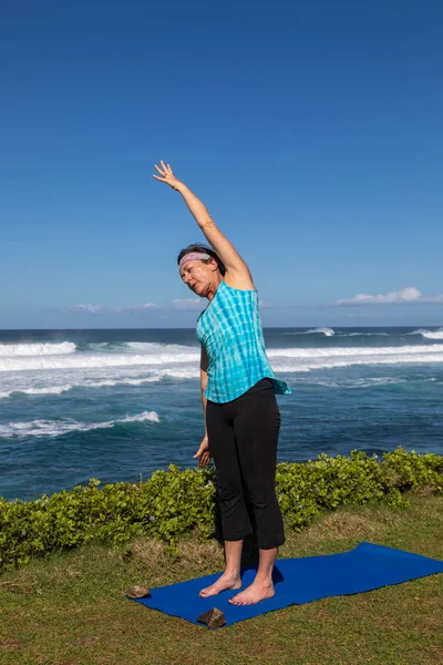 Kobieta Praktykowania Jogi Pięknym Wybrzeżu Maui — Zdjęcie stockowe