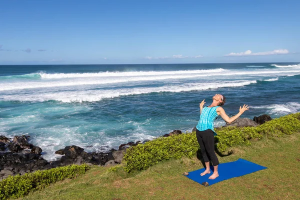 Een Vrouw Die Het Beoefenen Van Yoga Langs Prachtige Kust — Stockfoto