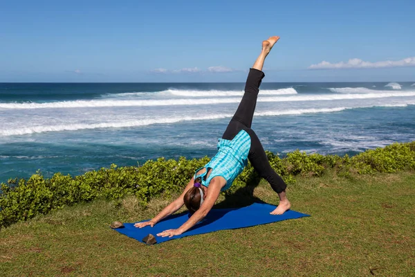 Kvinna Utövar Yoga Längs Den Vackra Maui Kusten — Stockfoto
