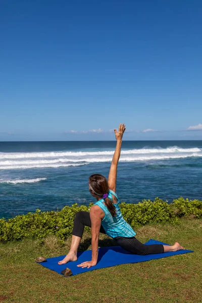 Женщина Практикует Йогу Вдоль Красивого Побережья Мауи — стоковое фото