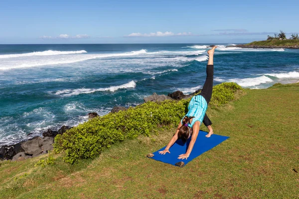 在美丽的毛伊岛海岸上练习瑜伽的女人 — 图库照片