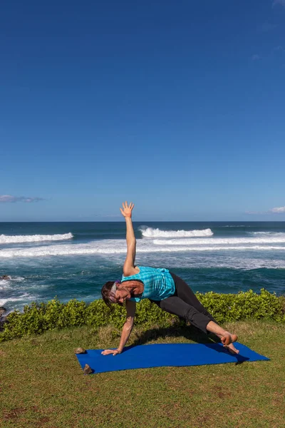 Žena Cvičí Jógu Podél Malebného Pobřeží Maui Havaj — Stock fotografie