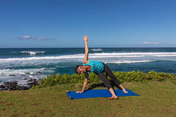 Vrouw Beoefenen Van Yoga Langs Schilderachtige Kust Van Maui Hawaii — Stockfoto