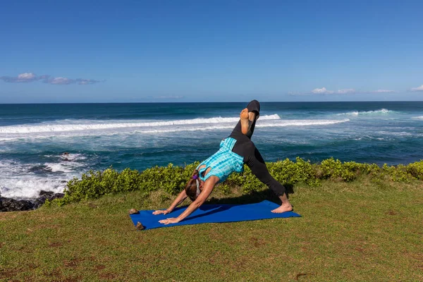 Vrouw Beoefenen Van Yoga Langs Schilderachtige Kust Van Maui Hawaii — Stockfoto