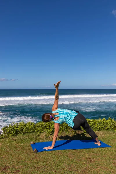 Kvinna Som Utövar Yoga Längs Den Natursköna Kusten Maui Hawaii — Stockfoto