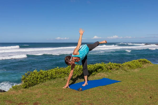 Kobieta Praktykowania Jogi Wzdłuż Malowniczego Wybrzeża Maui Hawajach — Zdjęcie stockowe