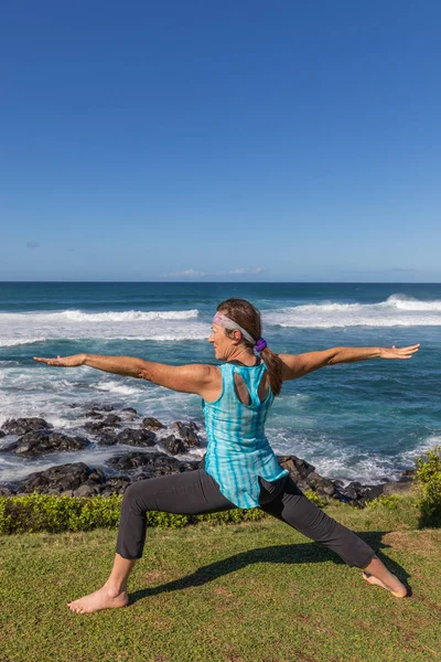 Женщина Практикует Йогу Живописном Побережье Гавайев Мауи — стоковое фото