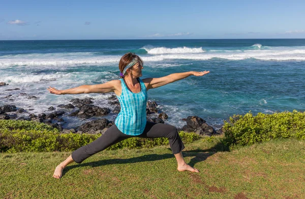 Vrouw Beoefenen Van Yoga Langs Schilderachtige Kust Van Maui Hawaii — Stockfoto