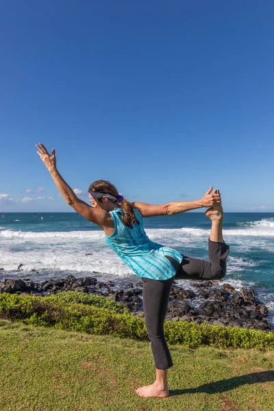 沿毛伊岛夏威夷风景海岸练习瑜伽的女子 — 图库照片