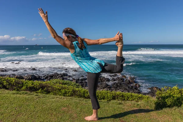 Vrouw Beoefenen Van Yoga Langs Schilderachtige Kust Van Maui Hawaii — Stockfoto