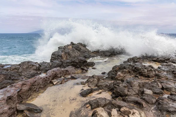 Hatalmas Óceán Hullámai Ütközni Maui Part — Stock Fotó