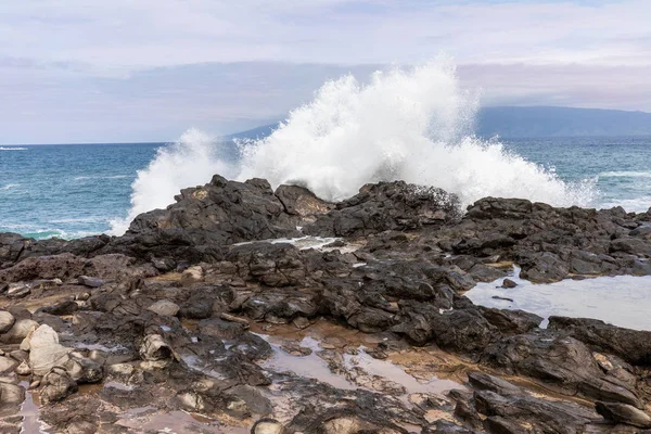 Ισχυρό Ωκεανό Κύματα Που Σκάνε Στην Ακτή Του Maui — Φωτογραφία Αρχείου