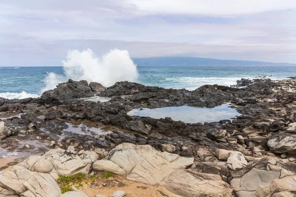 Потужний Океанських Хвиль Врізатися Узбережжі Мауї — стокове фото