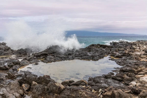 Hatalmas Óceán Hullámai Ütközni Maui Part — Stock Fotó