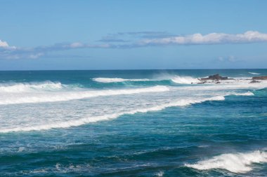 Okyanus dalgaları kıyıda doğal Maui sahil boyunca crash