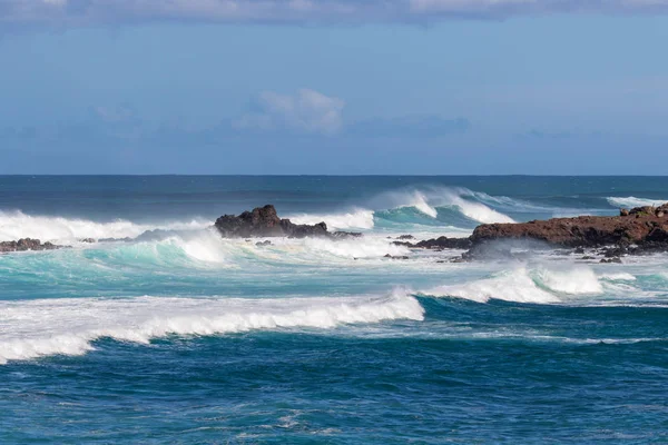 Κύματα Του Ωκεανού Συντριβή Στην Ξηρά Κατά Μήκος Της Γραφικής — Φωτογραφία Αρχείου