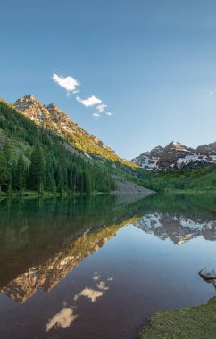 kestane rengi bir yaz yansıma manzara maroon Gölü Aspen Colorado çan.