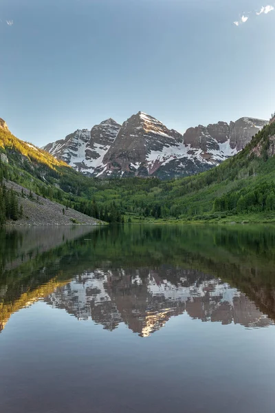 kestane rengi bir yaz yansıma manzara maroon Gölü Aspen Colorado çan.