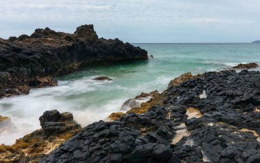 Okyanus dalgaları doğal Maui Sahili boyunca