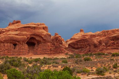 Utah Arches Ulusal Parkı 'nın engebeli manzarası.