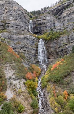 Gelinin duvağının manzarası sonbaharda Provo Utah yakınlarına düşer.