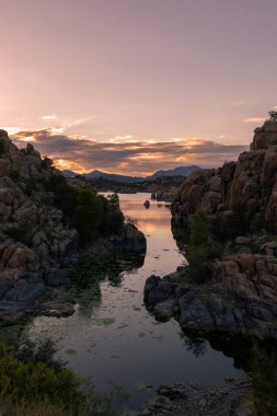 Watson Gölü Prescott Arizona 'da günbatımı manzarası