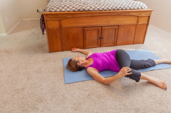 Een Vrouw Die Thuis Yoga Beoefent Tijdens Pandemie Van Covid19 — Stockfoto